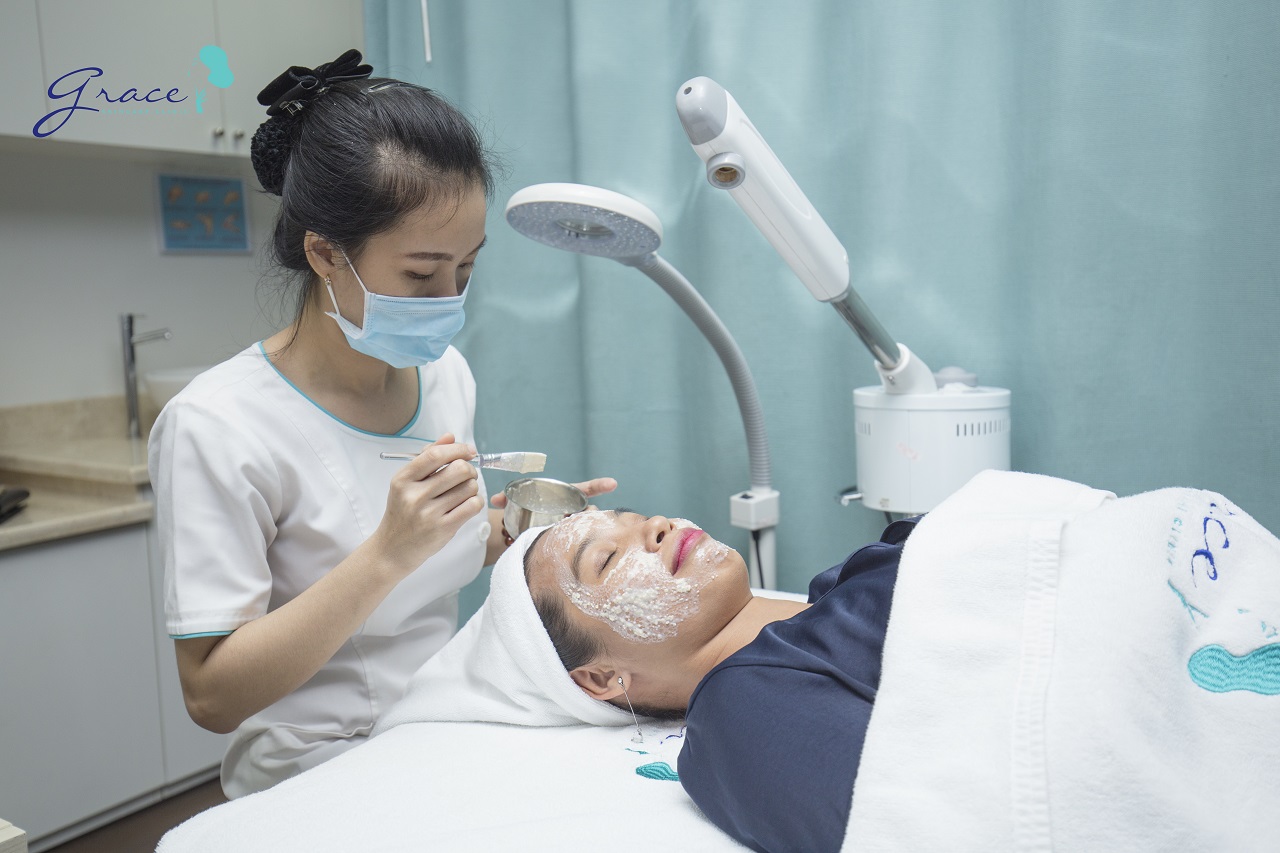 Điều trị mụn tại phòng khám da liễu với bác sĩ và điều dưỡng chăm sóc