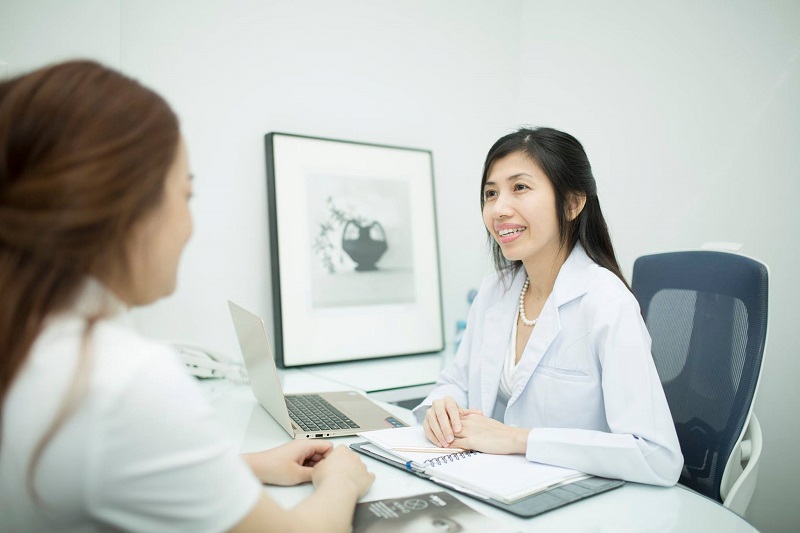 Bác sĩ tư vấn phục hồi da sau sinh