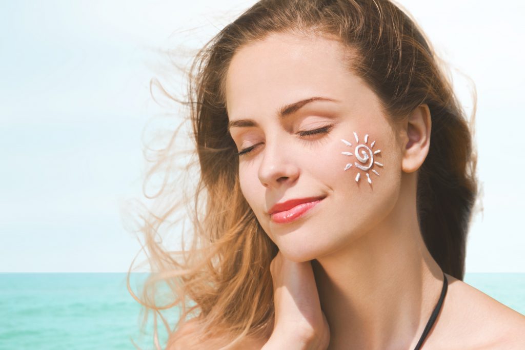 Bôi kem chống nắng giúp chống tia UV trong những ngày hè