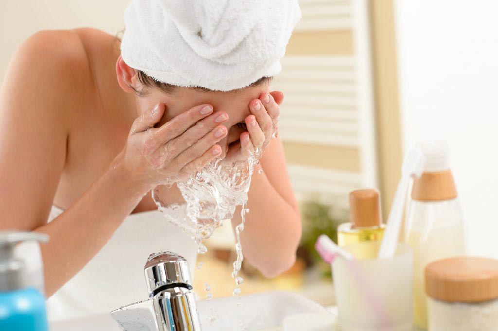 Rửa mặt là cách tốt để chăm sóc da ngày hè