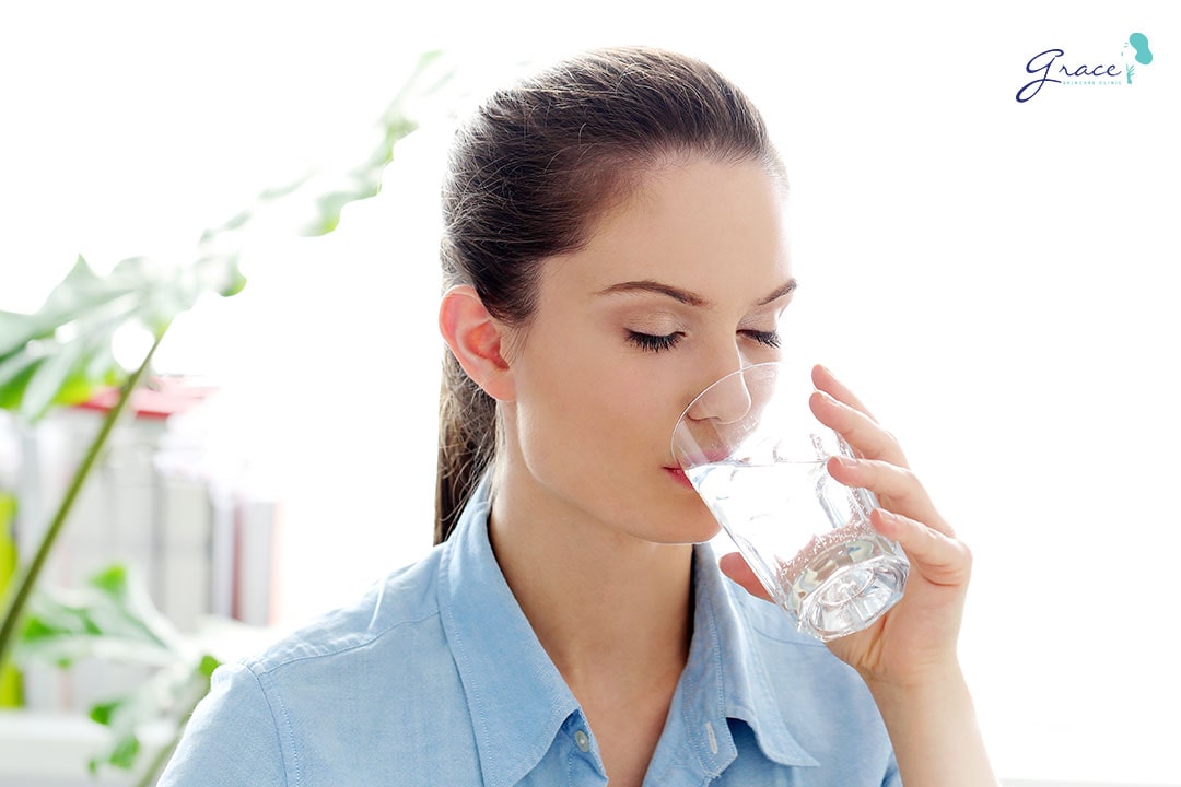 uống nhiều nước là cách chăm sóc da mùa hè
