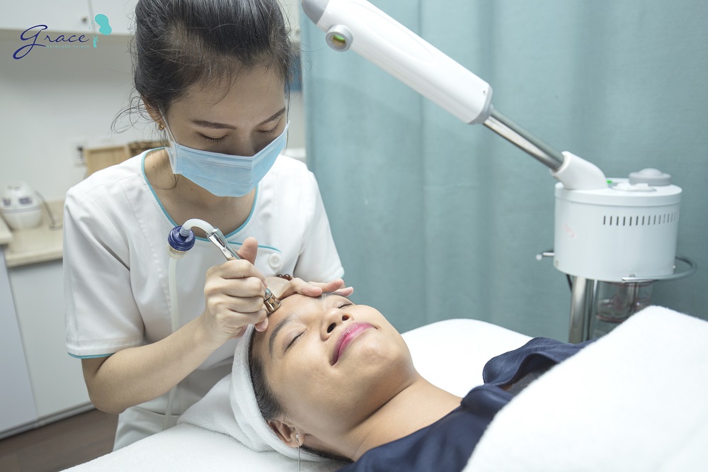 Điều dưỡng thực hiện mài da vi điểm tại Grace Skincare Clinic