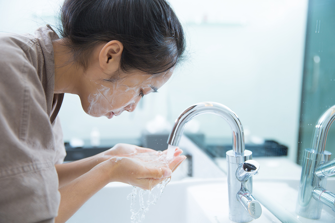 Rửa mặt là cách chăm sóc da dầu mụn đơn giản nhưng hiệu quả