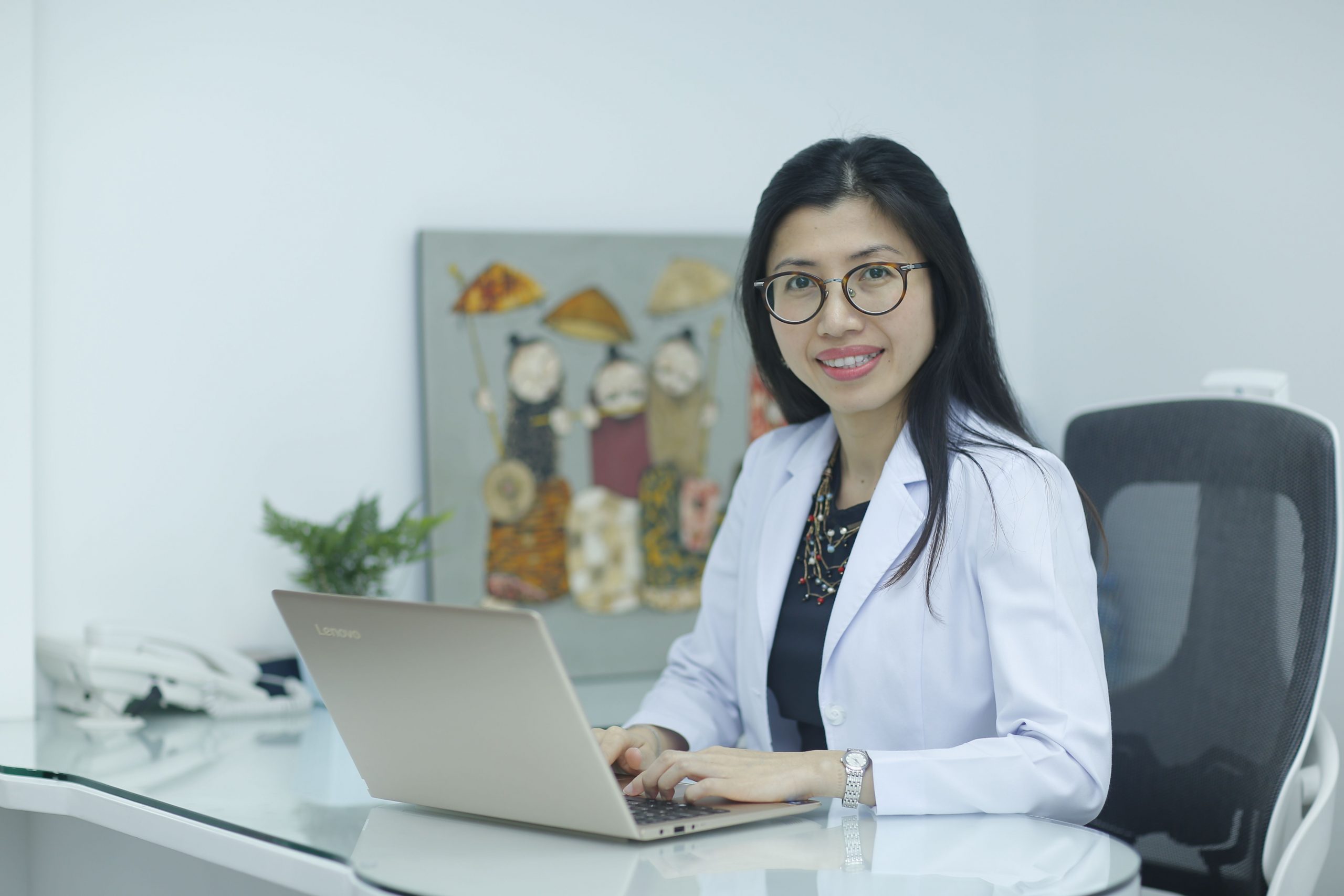 Bác sĩ da liễu trực tiếp điều trị sẹo rỗ tại Grace Skincare Clinic