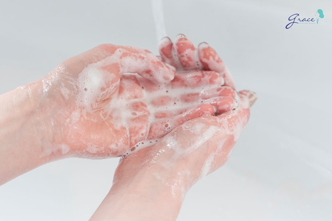 rửa tay sạch trước khi chạm lên da