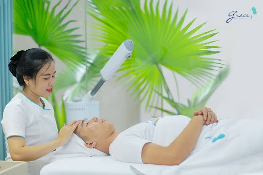 Điều dưỡng viên thực hiện điều trị mụn cho nam giới