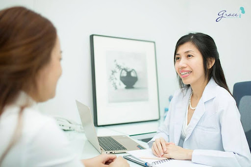 Bạn có thể tham khảo ý kiến từ bác sĩ da liễu để chọn mua sản phẩm phù hợp với loại da của mình.