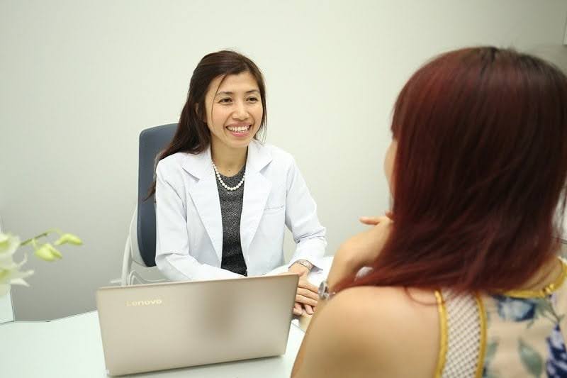Bác Sĩ Hun Kim Thảo trao đổi với khách hàng về chữa sẹo rỗ, sẹo thâm an toàn