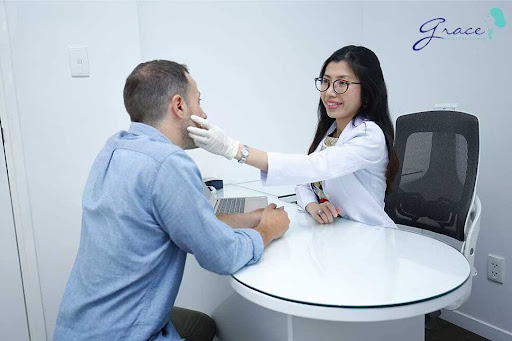 Bác sĩ Da liễu tại Grace Skincare Clinic khám da cho khách hàng