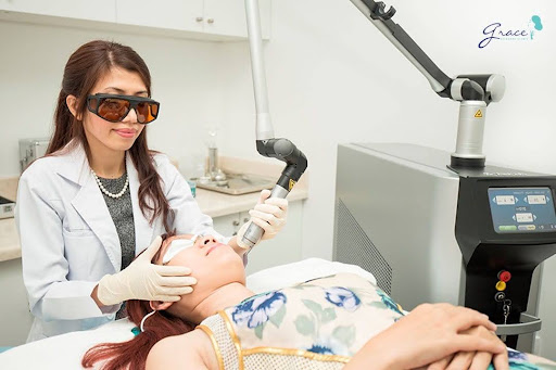 Bác sĩ Da liễu tại Grace Skincare Clinic điều trị sẹo lõm cho khách hàng