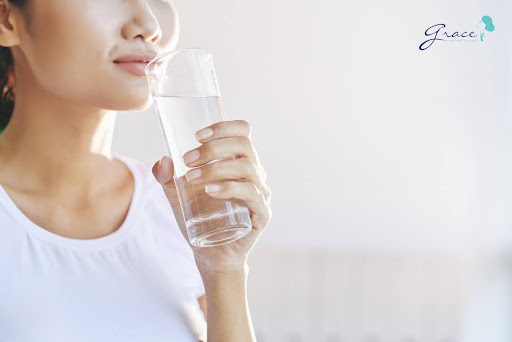Việc uống đủ nước đóng một vai trò hết sức quan trọng để trị môi thâm và cũng giúp bạn có làn da đẹp hơn.