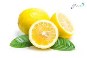 Các thành phần như Vitamin C đều có thể bôi lên môi để trị thâm môi.