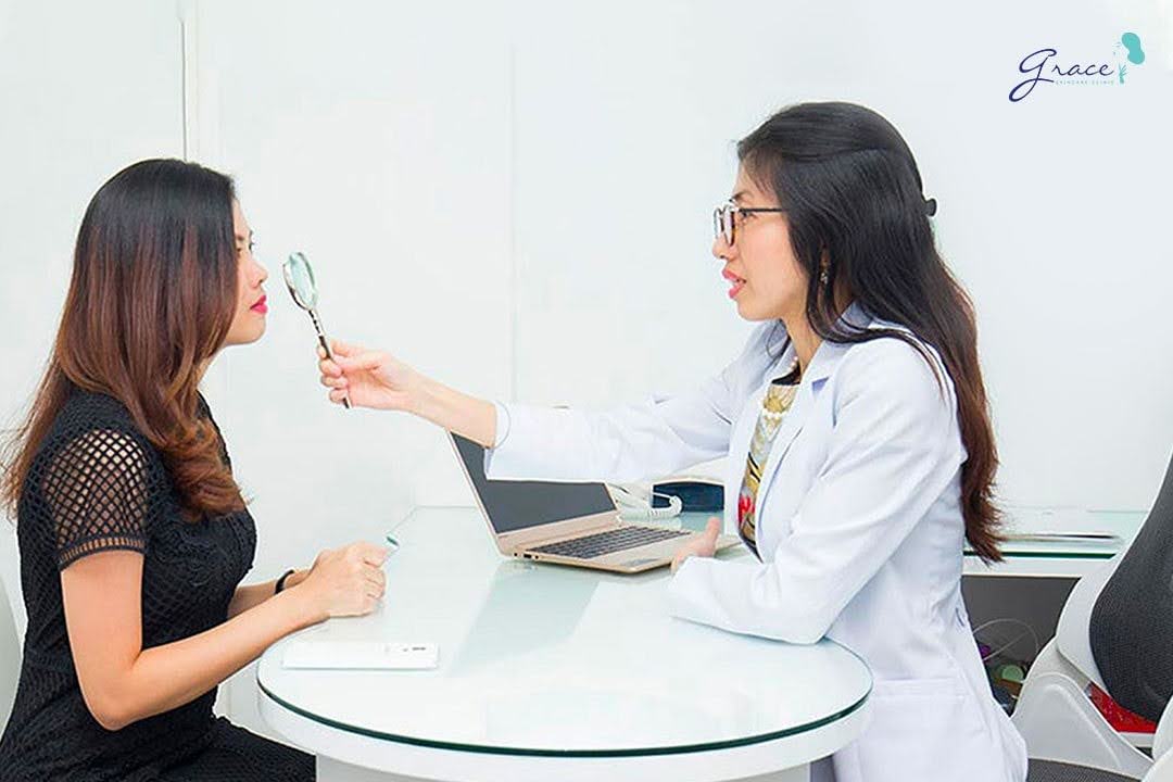 Khi không thể tự xử lý tại nhà, bạn nên thăm khám bác sĩ da liễu để có hướng điều trị mụn cám hiệu quả