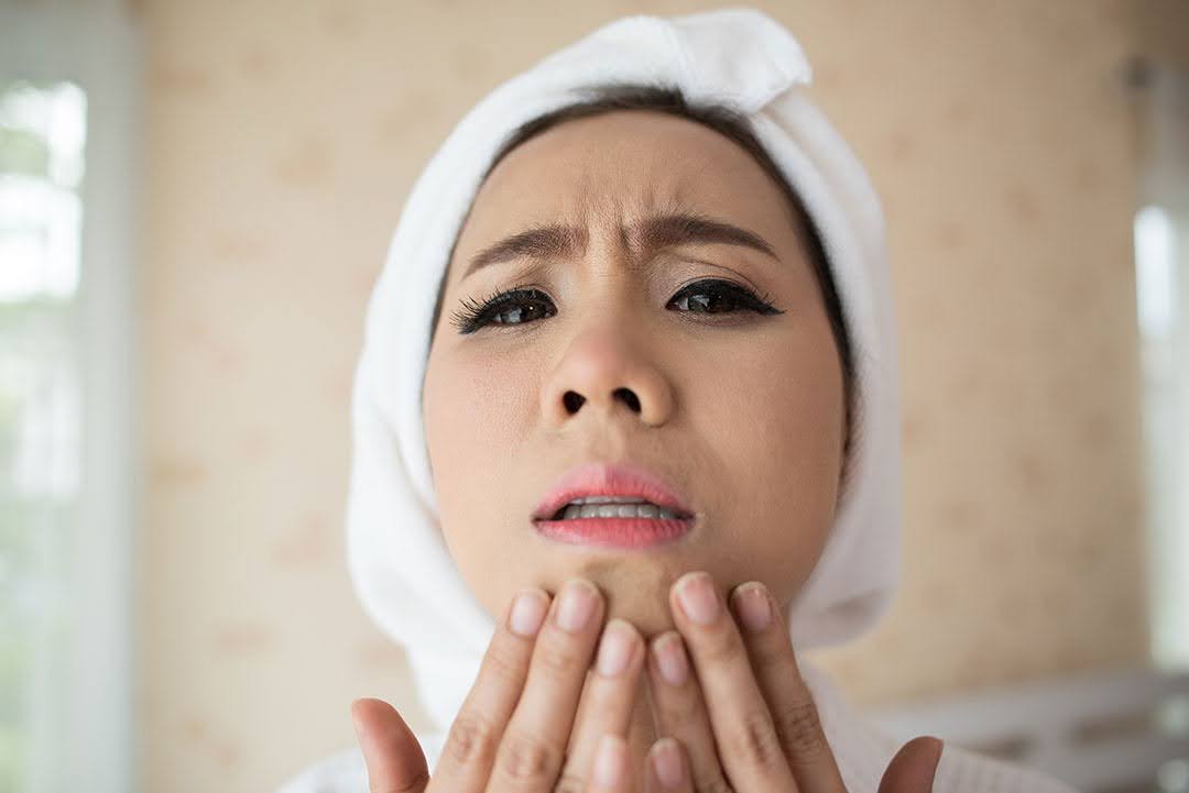 Nhiều người điều trị mụn ẩn tại nhà bằng cách kết hợp nhiều sản phẩm trị mụn với hy vọng sẽ đẩy nhanh tốc độ chữa mụn ẩn
