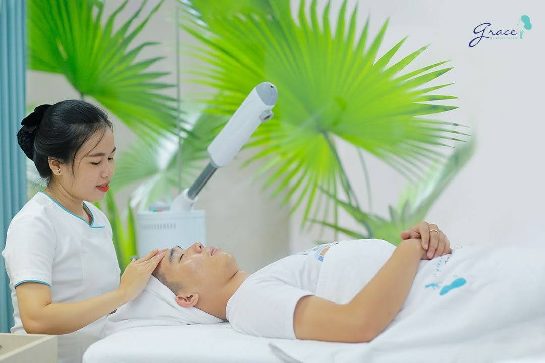 Khi thắc mắc có nên lấy nhân mụn không, hãy gặp bác sĩ da liễu để được khám và điều trị